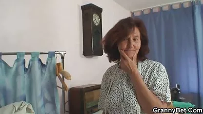 Mince aux cheveux blancs femmes enchaînées et grossièrement baisée film porno marocains