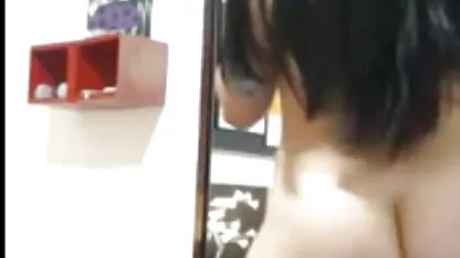 Le couple a mis en place la caméra et baise devant lui sur le canapé porno arabe marocain