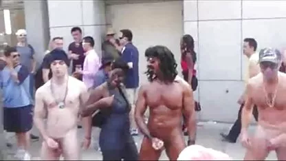 Jeune beauté film porno x marocain se trouve chatte sur une bite dure