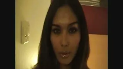 Shmara aux cheveux roux doigte son chapeau au bord video xxx marocaine de la piscine