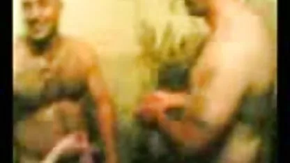 Sensuelle poussin baise film porno gay marocain en levrette avec un mec