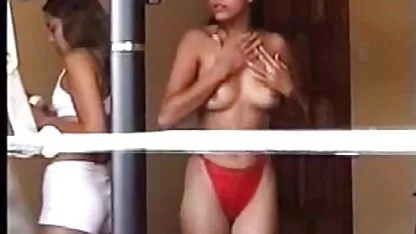 Frida étira ses jambes devant des boulons aflam porno marocain épais sur le canapé en cuir