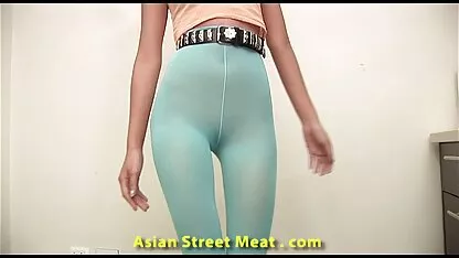 La fille avec la queue de cheval polit diligemment la bite assise sur film porno gratuit marocain ses genoux