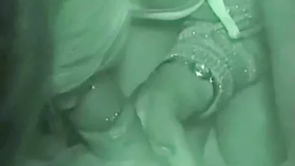 Appétit poupées posant devant une porno marocain 2017 caméra cachée dans le dressing