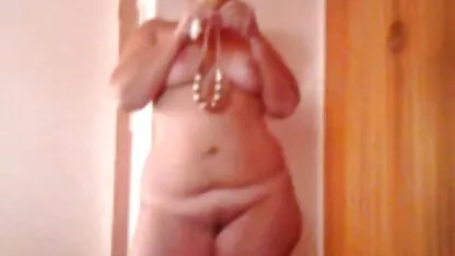 Brunette baise avec une rousse dans diverses poses porno marocain
