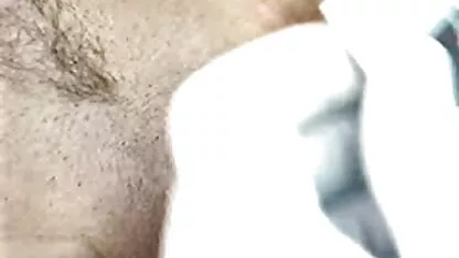 Un homme qui insère un un film porno marocain boulon dans l'Allemand juteux et tire tout sur la caméra