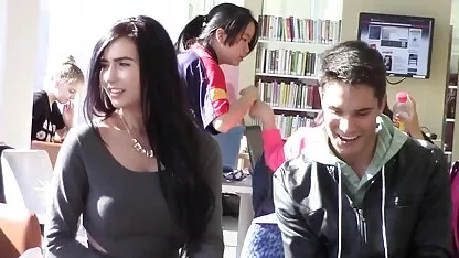 Fille Blonde obtient le plaisir de la machine de sexe films x marocains