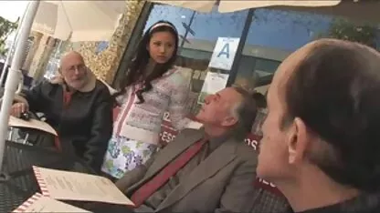 Busty pute en bas tire porno hub marocain mec à la putain de salle chaude