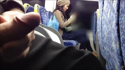 Les étudiants qui sont minces avec des lunettes film porno marocaine dans un canapé rouge