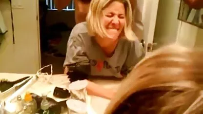 Attachez une jolie fille video xxx marocaine et a commencé à caresser le trou