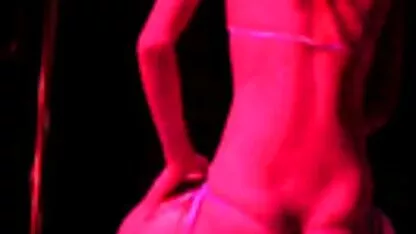 Nana porte un short en aflam sexe marocain jean avec une passion pour sucer la bite