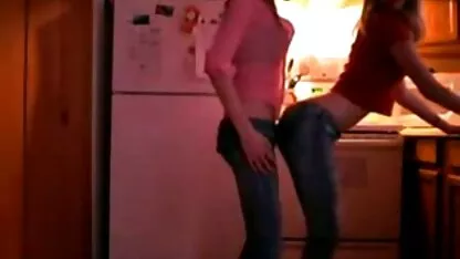 Deux Gros seins film porno femme marocaine Divas mâcher sur un respectable homme