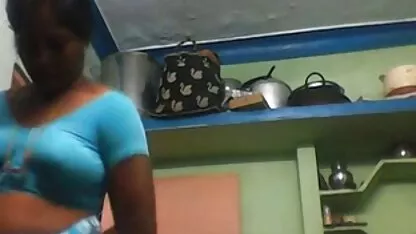 Se déshabiller sans vergogne sur la film porno x marocain place