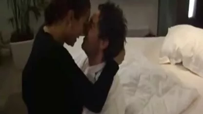Jacqueline avec de beaux seins se caressant films x marocains près du grand miroir