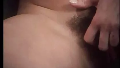 Beauté Blonde porno free marocain en lingerie noire attachant une corde avec un cœur heureux