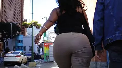 Khokhlushka-Davalka se baisant activement film sexe marocain dans le vagin chauve